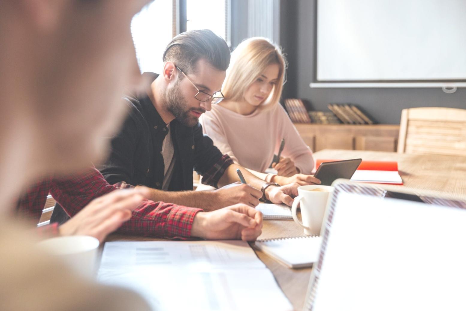 Biblioteca con libri di autori formati nella nostra piattaforma